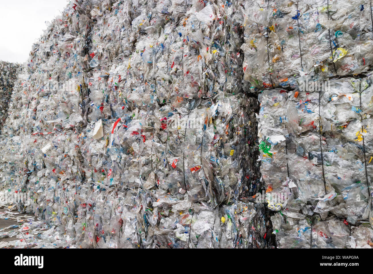 Riciclaggio della plastica centri e le sue materie prime come la raccolta, la preparazione e la trasformazione Foto Stock