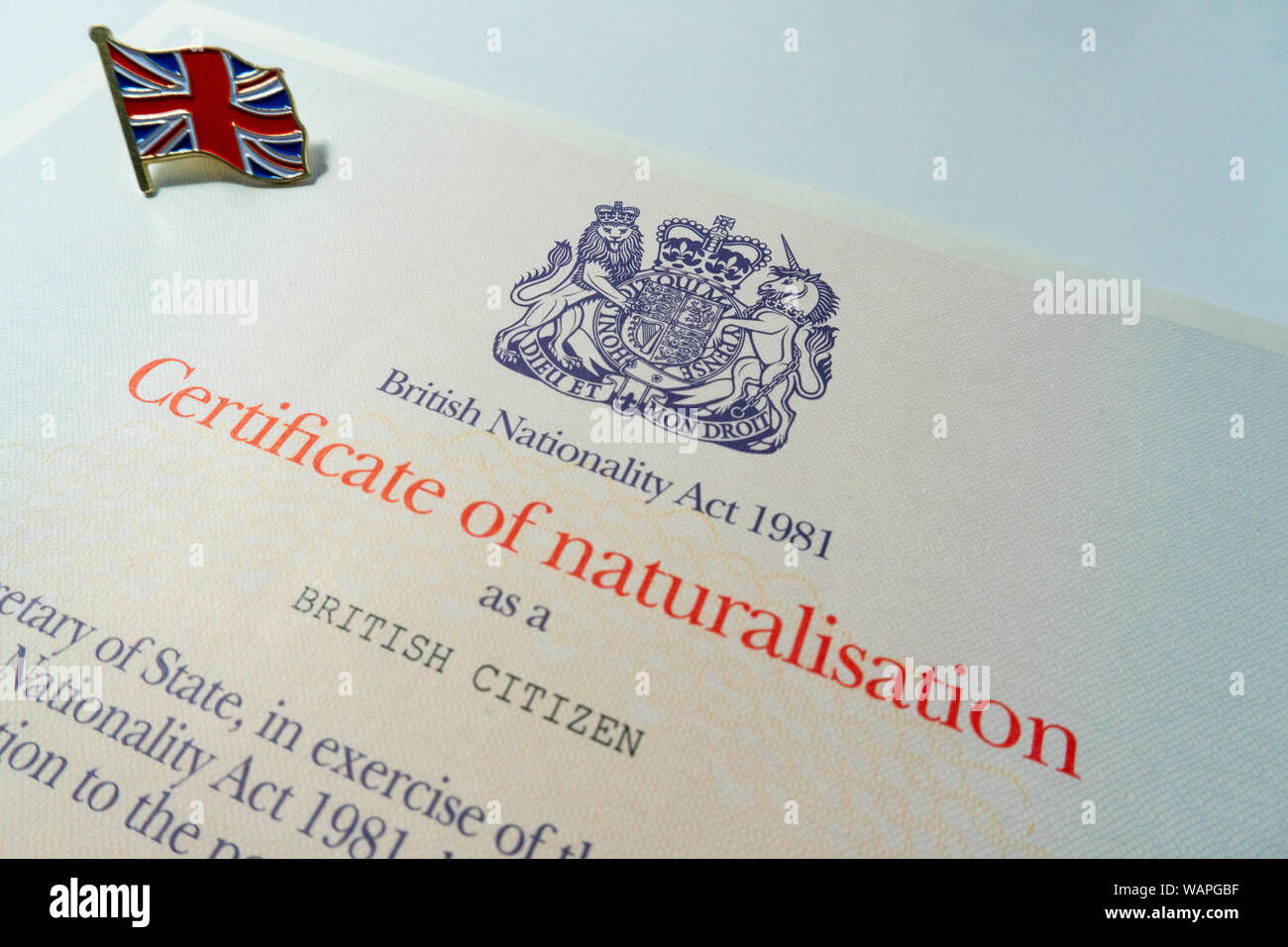 Certificato ufficiale di naturalizzazione assegnato ai nuovi cittadini britannici Foto Stock