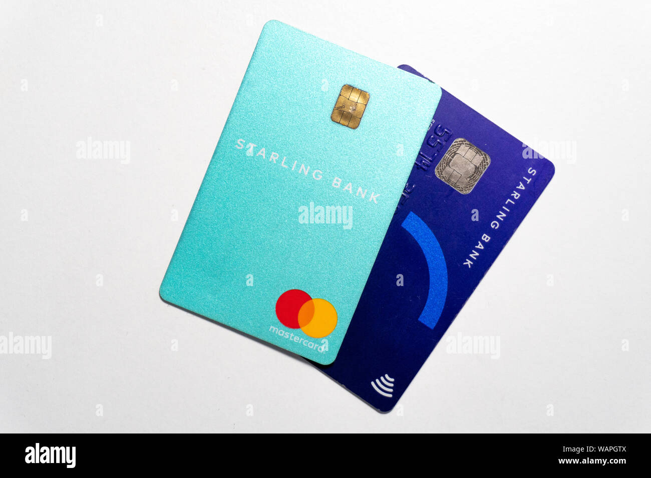 Le carte di credito emesse dalla nuova banca digitale Starling Bank su sfondo bianco Foto Stock