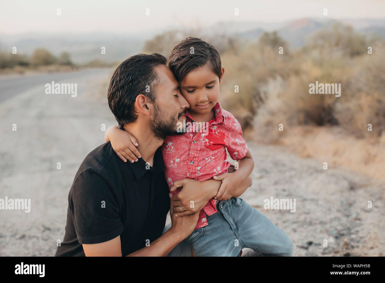 Il papà abbraccia il suo figlio Foto Stock