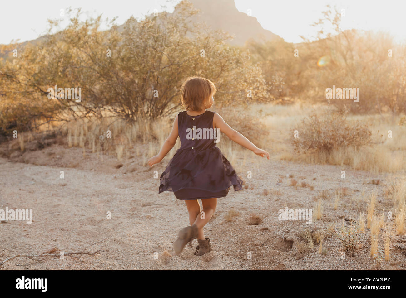 Ragazza di danza nel deserto Foto Stock