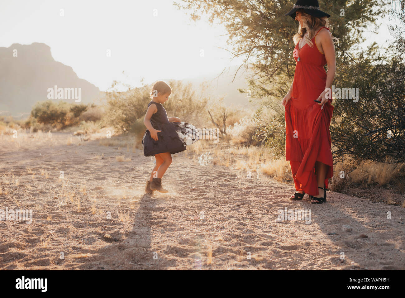 Giocando con la figlia nel deserto Foto Stock