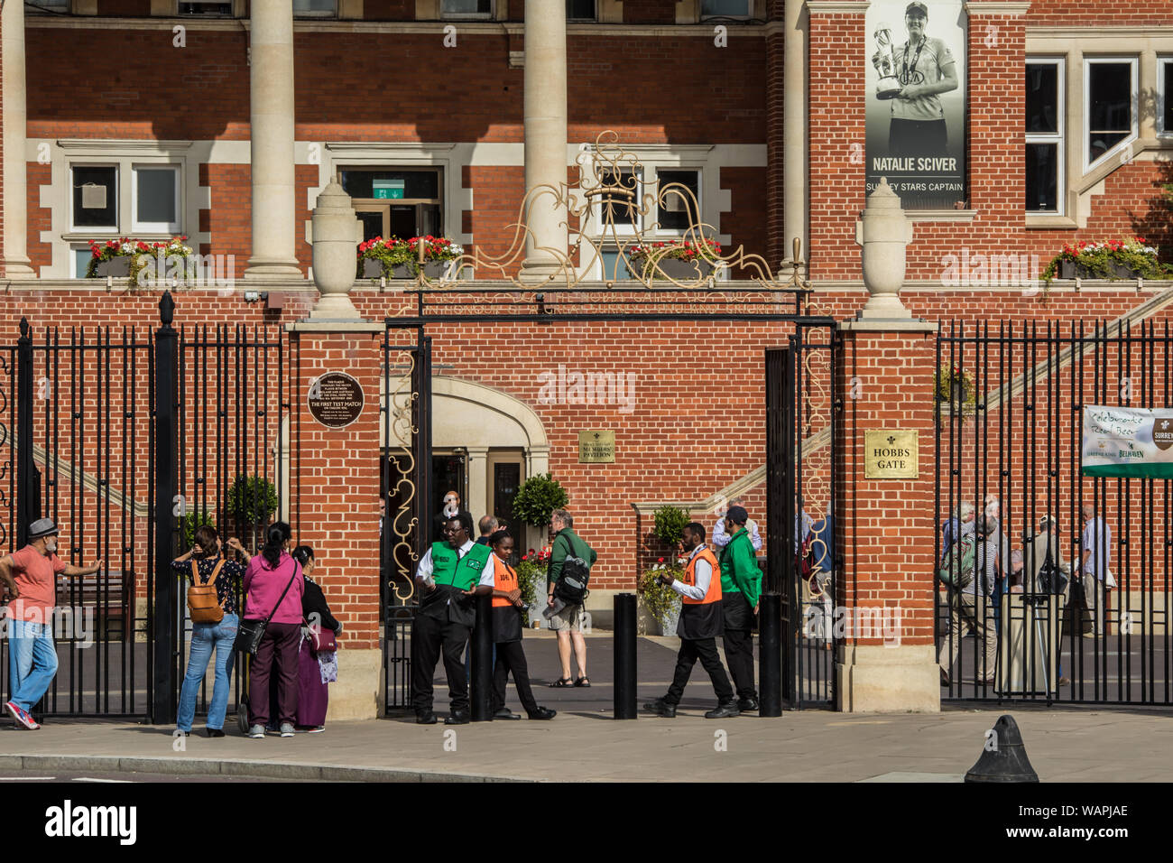 Londra, Regno Unito. 21 Agosto, 2019. Il Hobbs porta ingresso principale alla Kia home ovale di Surrey Cricket Club come assumono Hampshire il giorno 4 della contea di Specsavers partita di campionato. David Rowe/Alamy Live News Foto Stock