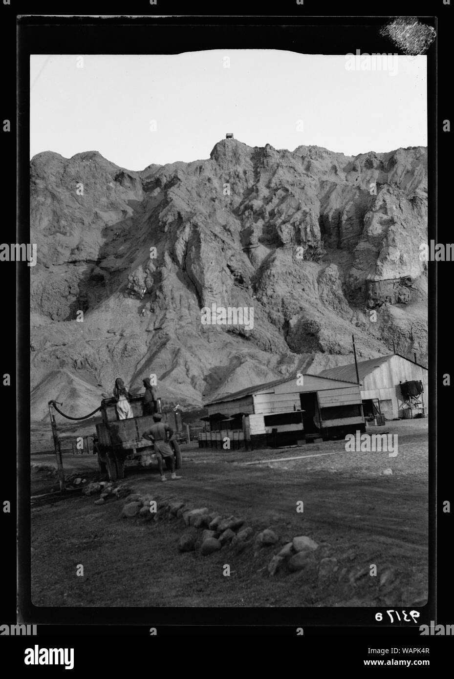 Mar Morto Album, preparato per la Palestina Potash Ltd Una sezione di Gebel Usdum mostra osservazione post su summit Foto Stock