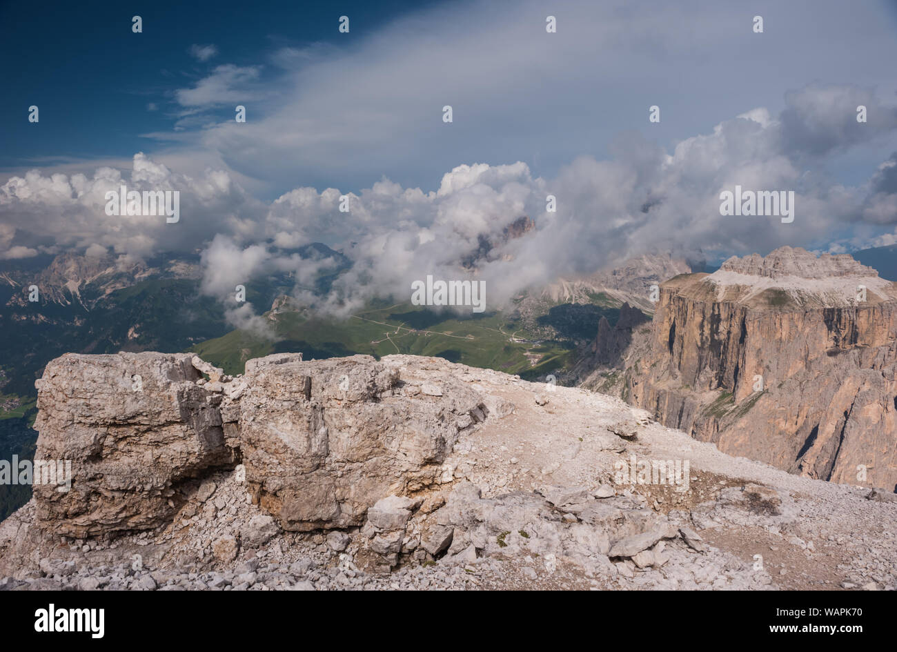 Il Sasso Pordoi, la 'Terrazza delle Dolomiti in Alto Adige, Italia Foto Stock