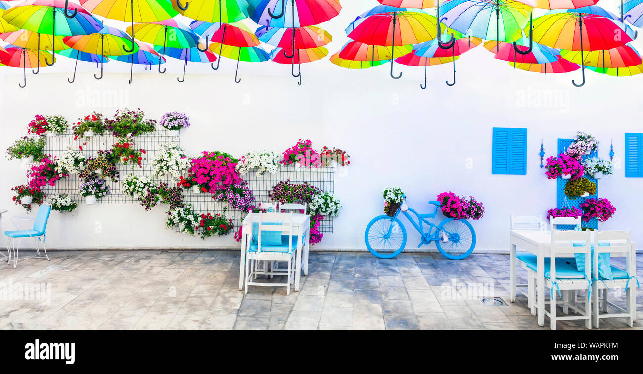 Vecchia moto e decorazioni floreali in Bodrum,Turchia Foto Stock