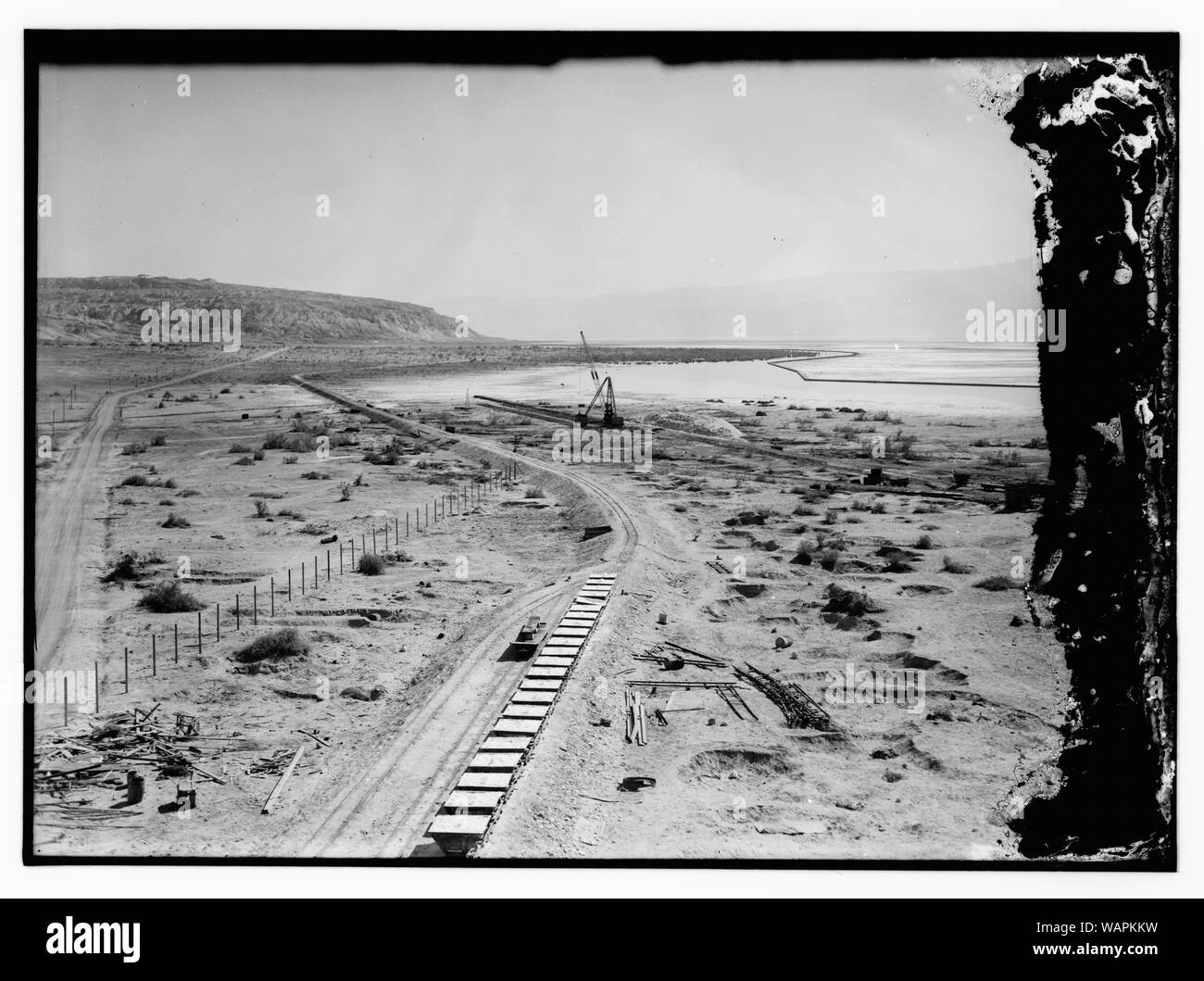 Mar Morto album preparato per la Palestina Potash Ltd Panorama in tre sezioni da un piano superiore dalla fabbrica mostrando estremità sud di Gebel Usdum e la vasta zona di evaporazione di pentole con dams & piste decauville Foto Stock