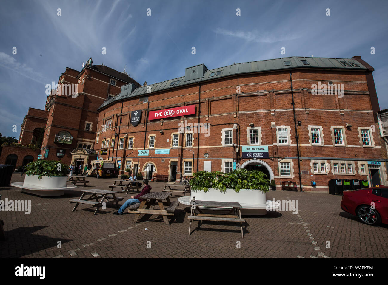 Londra, Regno Unito. 21 Agosto, 2019. L'atrio principale in corrispondenza della parte posteriore della serratura Laker stand presso il Kia home ovale a Surrey Cricket Club come Surrey prendere su Hampshire il giorno 4 della contea di Specsavers partita di campionato. David Rowe/Alamy Live News Foto Stock