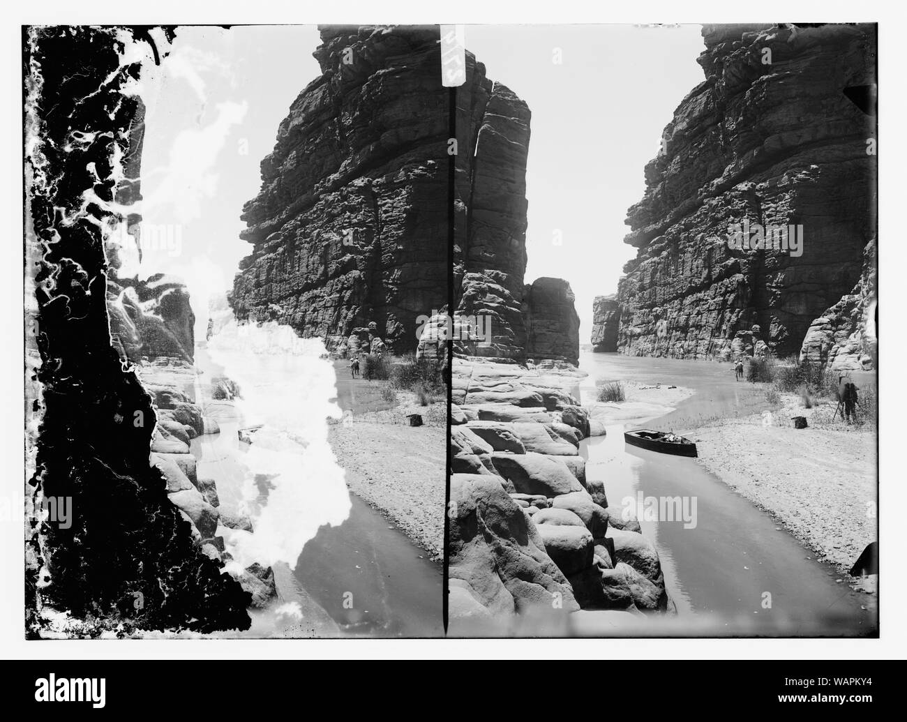 Mar Morto, il fiume Arnon guardando ad ovest verso la sua bocca, con il fotografo sulla sabbia bar e un altro uomo la pesca Foto Stock