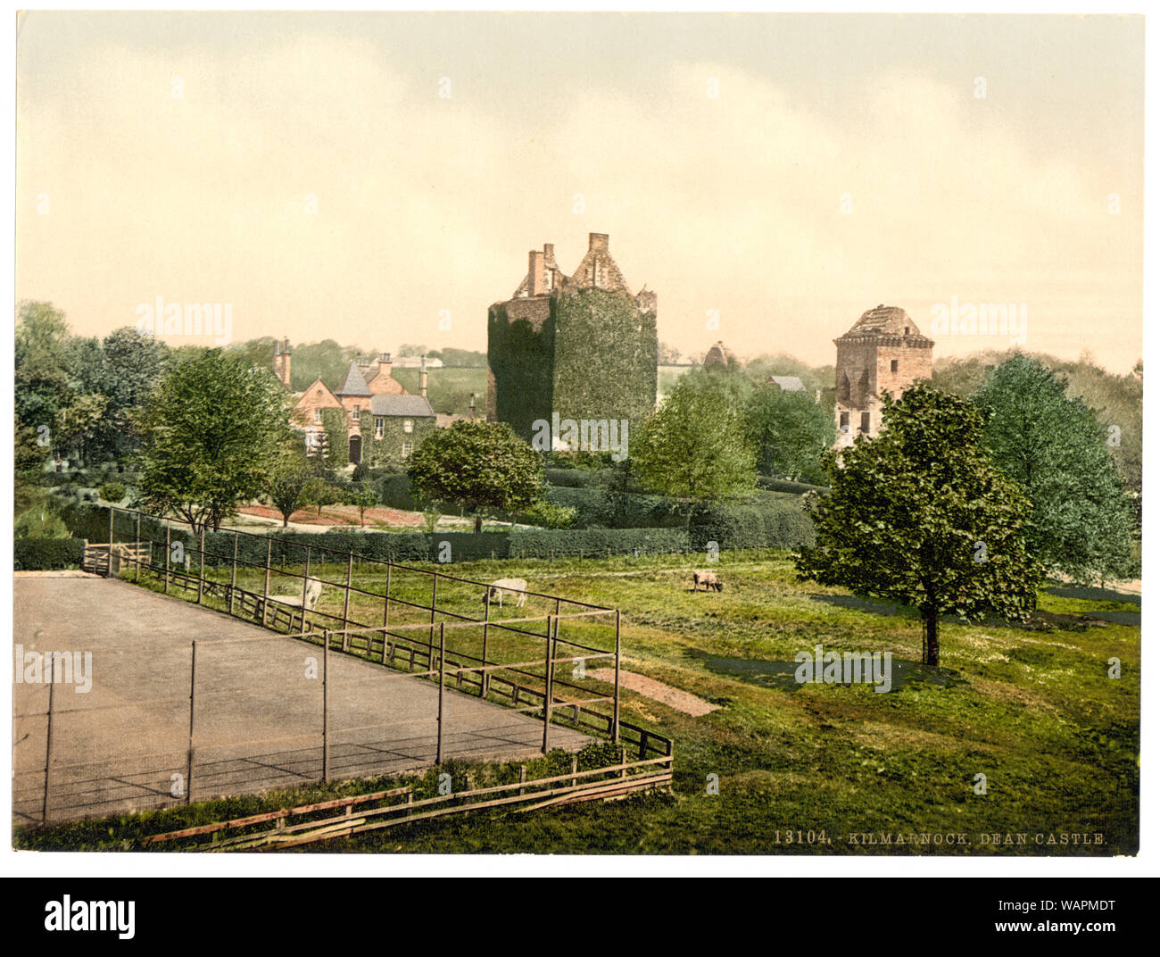 Dean Castle, Kilmarnock, in Scozia, a titolo dalla Detroit Publishing Co., catalogo J-sezione estera. Detroit, Michigan. : Detroit Photographic Company, 1905.; ulteriori informazioni circa la stampa Photochrom Collection è disponibile a http://hdl.loc.gov/loc.pnp/pp.pgz; stampa n. 13104.; fa parte di: vedute del paesaggio e architettura in Scozia in stampa Photochrom collection. Foto Stock