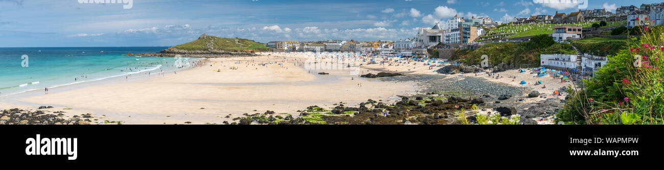 St Ives in Cornovaglia Occidentale, Inghilterra. Mercoledì 21 agosto 2019. Meteo REGNO UNITO: vacanzieri godere di una giornata di sole caldo e una brezza leggera a Porthmeor Beach di St Ives, West Cornwall. Foto Stock