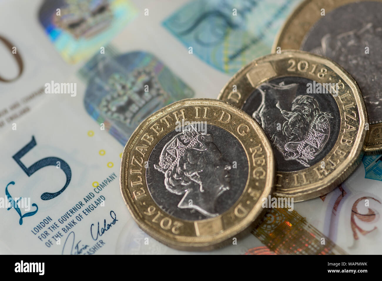 Valuta britannica e monete isolato Foto Stock