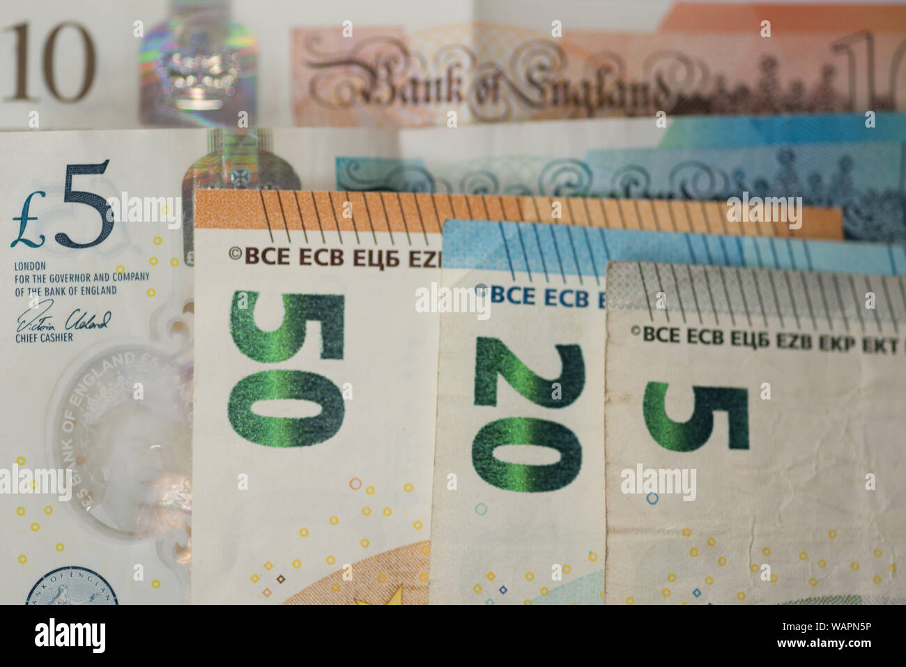 Sterline ed euro di varie denominazioni in corrispondenza di un primo piano Foto Stock
