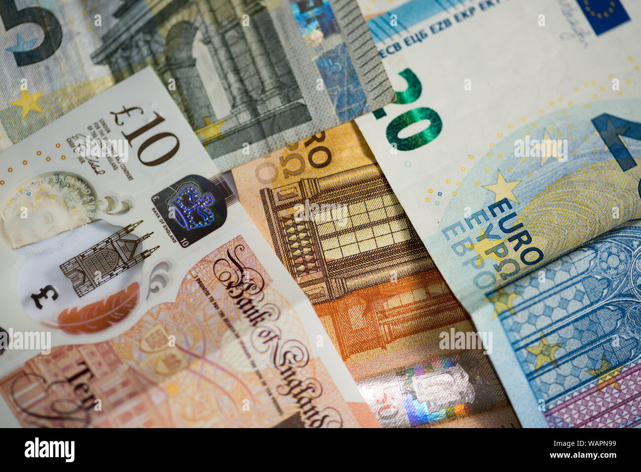 Sterline ed euro di varie denominazioni in corrispondenza di un primo piano Foto Stock