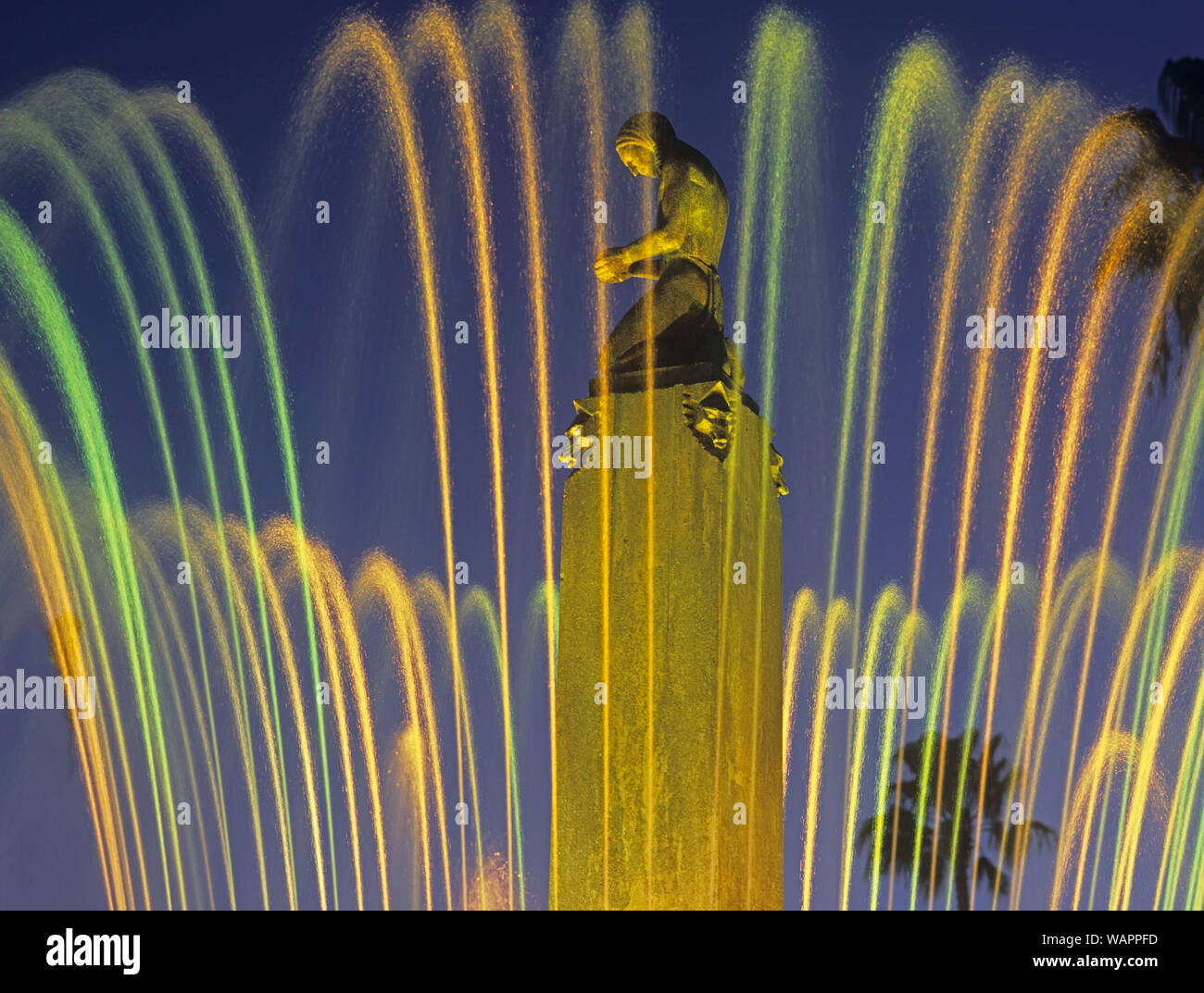 Art deco storico fontana con colorfully illuminata di getti di acqua al crepuscolo in Beverly Hills, in California, Stati Uniti d'America Foto Stock