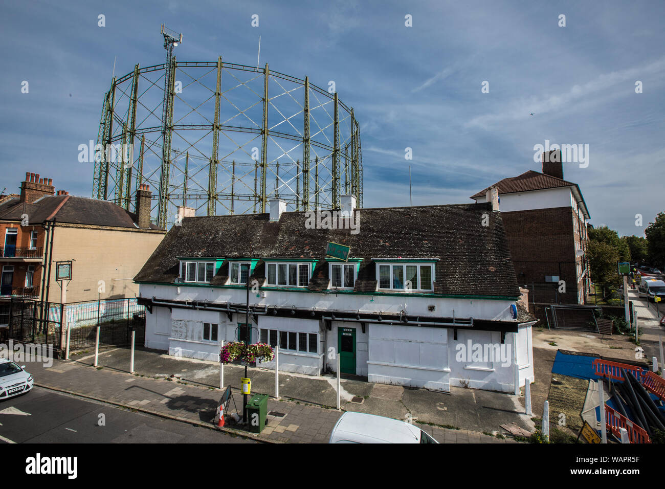Londra, Regno Unito. 21 Agosto, 2019. Il vecchio Il Cricketers Pub e gasometro visto dal retro del Peter può stare alla Kia home ovale a Surrey Cricket Club come Surrey prendere su Hampshire il giorno 4 della contea di Specsavers partita di campionato. David Rowe/Alamy Live News Foto Stock