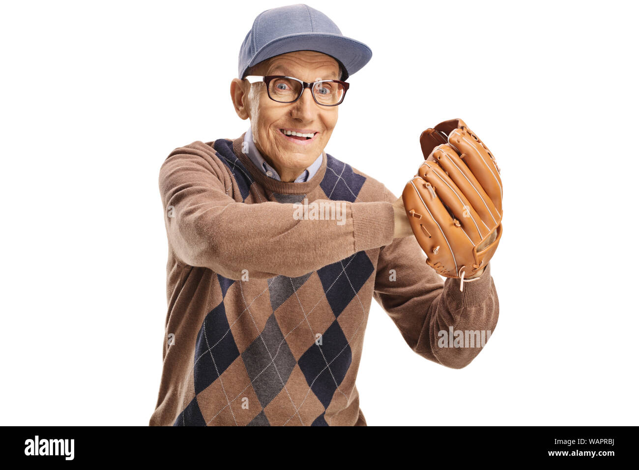Uomo Edlerly cattura una palla da baseball con un guanto isolati su sfondo bianco Foto Stock