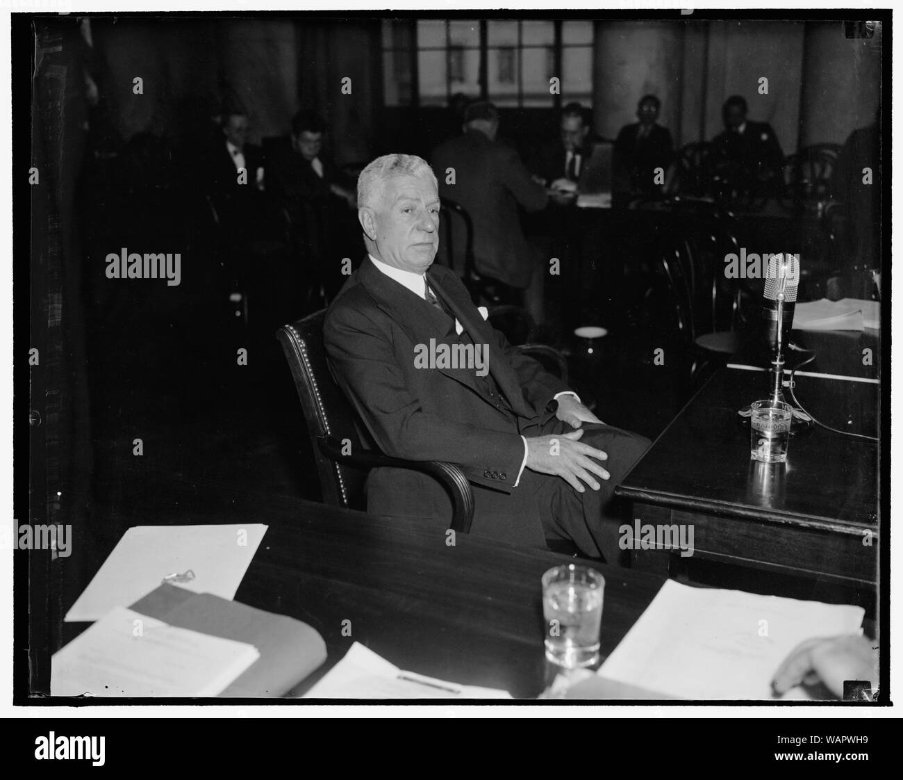 Nega che aiutare Richard Whitney entrato lui business. Washington, 14 dicembre. Charles E. Mitchell, Presidente del Consiglio di Amministrazione di Blyth e Co. Inc. ed ex Presidente del National City Bank di New York, testimoniata prima di monopolio federale Comitato oggi che egli era influente in avente George Whitney ha nominato il consiglio di amministrazione del bilancio consolidato Edison Co., ma ha negato che questo lo ha aiutato a ottenere un $33,750,000 pezzo di finanziamento consolidato. 'Come un sacco di altre persone della strada, ho la rivendicazione di un sacco di cose che sono la merda", ha detto. "Metti quelle rivendicazioni da parte di base e la mia gettin Foto Stock