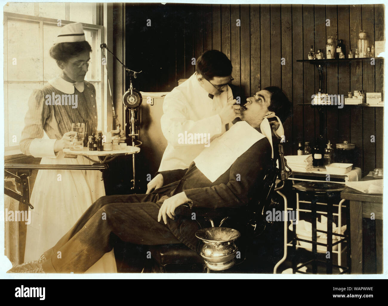 Un lavoro dentario in ospedale. Il cofano Rubber Co., Cambridge. Abstract: Fotografie dal record della Nazionale di Lavoro Minorile Comitato (USA) Foto Stock