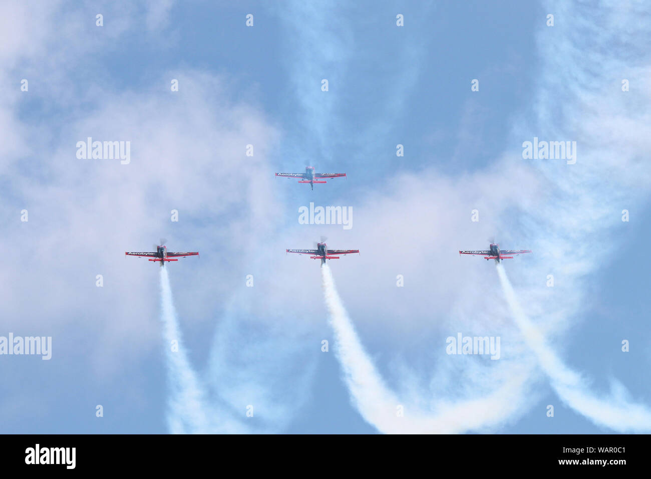 Le lame Aerobatic Team Display salire i loro precedenti percorsi di fumo come sono impostati per un altro stunt. Foto Stock