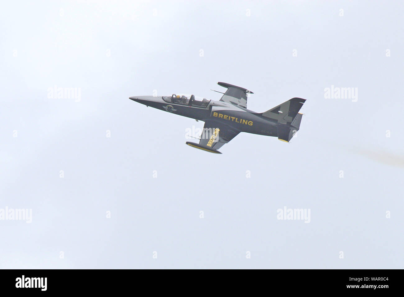 L-39 Albatross di velivoli a getto, uno del Breitling Jet Team emozionante la folla a Eastbourne di Airshow internazionale nel mese di agosto 2019. Foto Stock
