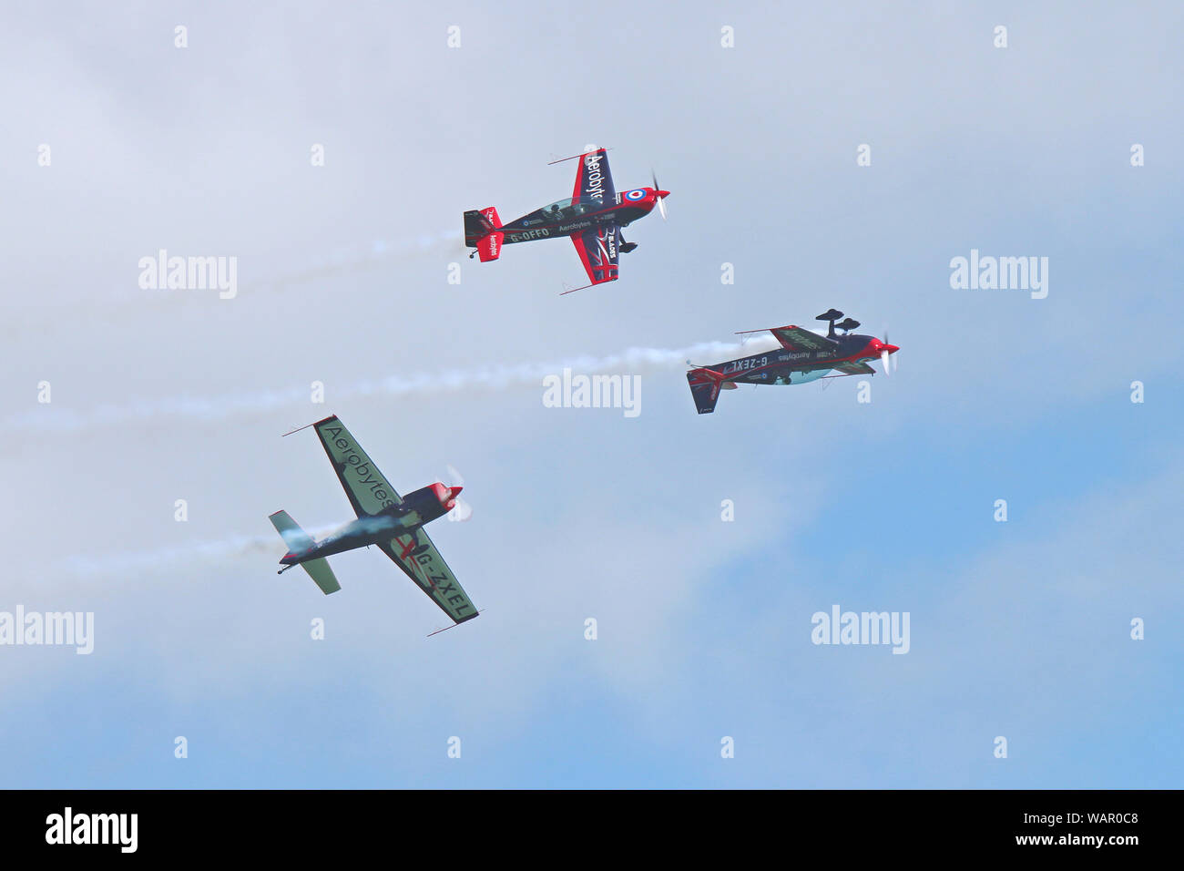 Tre delle lame acrobazia Team effettuano questa incredibile stunt per la folla a Eastbourne di Airshow internazionale nel mese di agosto 2019. Foto Stock