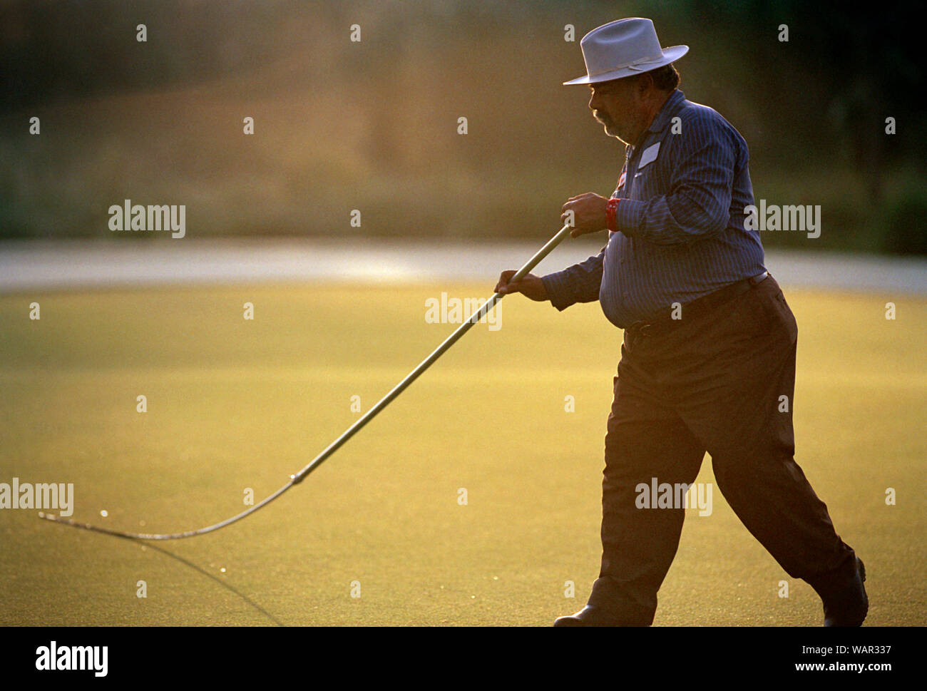 Coppia groundsman tendente ad un prato. Foto Stock