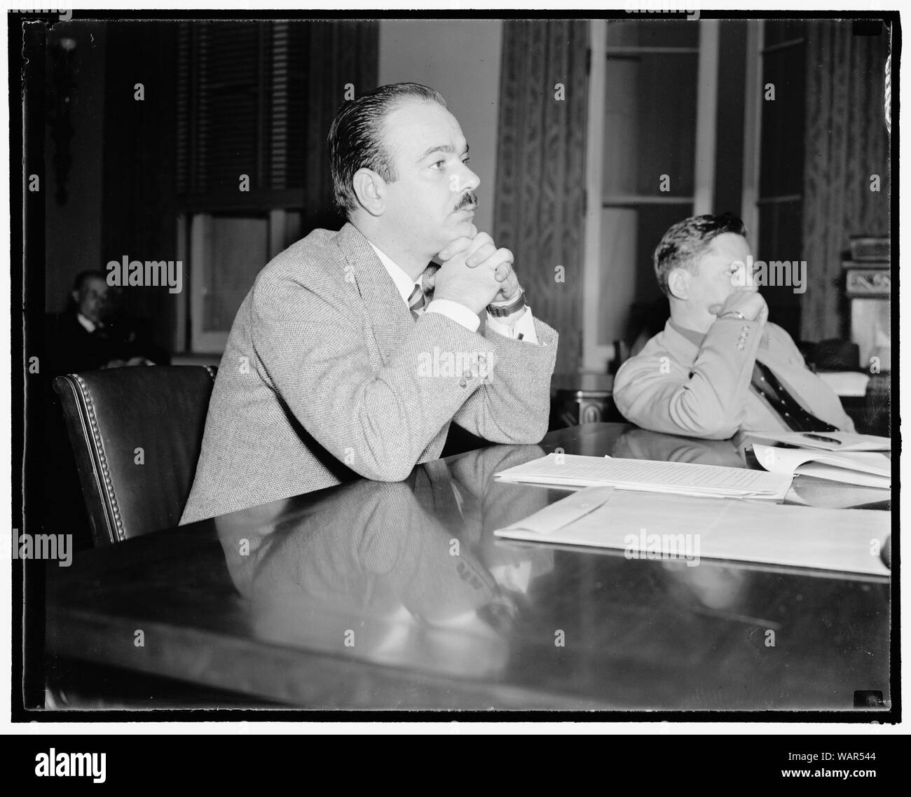Muore comitato ha detto che il argento shirt cercato Organizzazione conferenza con Tom Girdler. Washington, D.C., Ott 6. Arnold Gingrich, redattore della rivista di Ken, oggi ha dato il Comitato Casa studiando attività Un-American una lettera indicante che i membri dell'Argento Shirt organizzazione ha cercato una conferenza in 1937 con Tom Girdler, presidente del consiglio di amministrazione della Repubblica Steel Corp. Non ci fu nulla nella lettera per indicare che la proposta conferenza mai stato tenuto, 10/6/38 Foto Stock