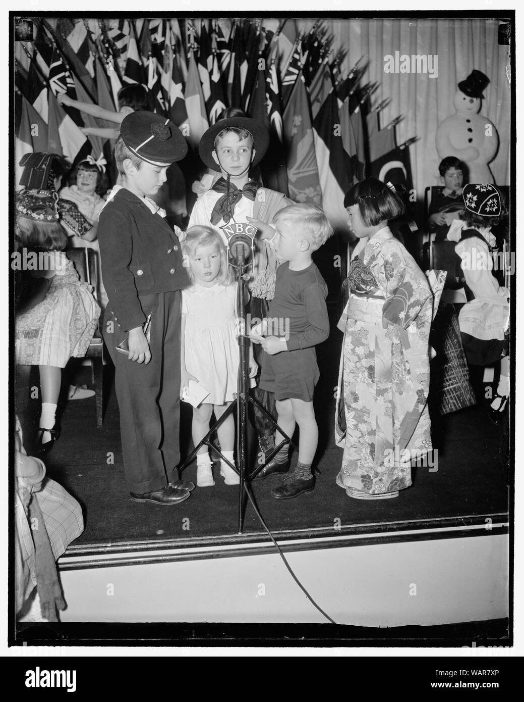 Bambini diplomatica broadcast di auguri di Natale. Washington D.C., dic. 20. Auguri di Natale in tutte le lingue sono state trasmesse in tutto il mondo oggi dai piccoli figli e figlie di diplomatici stranieri che partecipano a livello internazionale annuale per bambini Programma di Natale in scena dal National Broadcasting Co. Per la prima volta due bambini nordamericani. Marcus e Melissa Woodring, il figlio e la figlia del segretario di guerra e la Sig.ra Harry Woodring, ha preso parte alla trasmissione. Da sinistra a destra, si vede: Carlo Lombardo, figlio del francese addetto militare e Mme. Il lombardo; Nicolaii Machado, figlio del Magg. Un Foto Stock