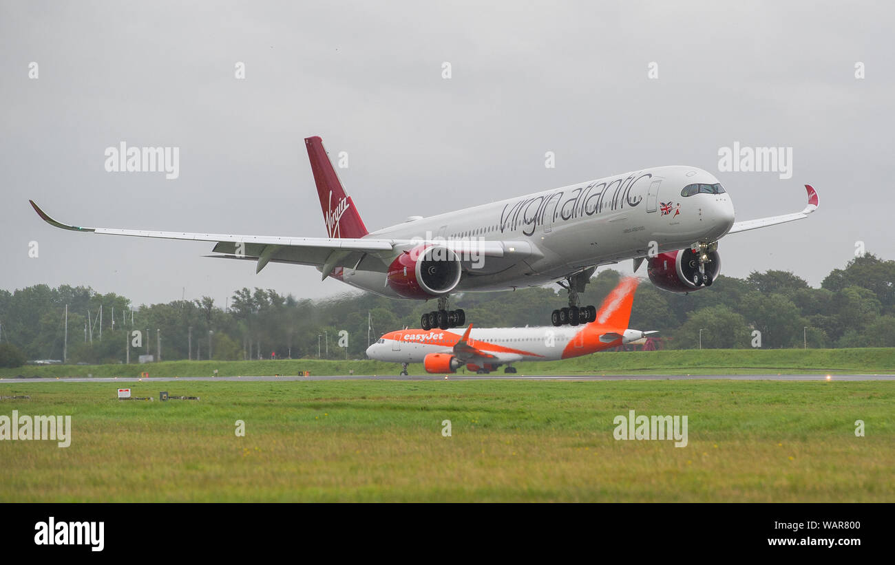 Glasgow, Regno Unito. Il 21 agosto 2019. Virgin Atlantic Airbus A350-1000 aeromobile visto all'Aeroporto Internazionale di Glasgow per il pilota di formazione. Vergine del nuovo jumbo jet vanta una straordinaria nuova "loft' spazio sociale con divani in business class e ben adornata dalla registrazione G-VLUX. L'intero aeromobile avrà inoltre accesso a internet Wi-Fi ad alta velocità. Virgin Atlantic ha ordinato un totale di 12 Airbus A350-1000s. Essi sono tutti programmati per entrare a far parte della flotta dal 2021 in un ordine per un valore stimato di $ 4,4 miliardi di euro (£ 3,36 miliardi di euro). Il velivolo anche promette di essere fino al 30% più efficienti in termini di consumo di carburante sul risparmio di emissioni di CO2. Foto Stock