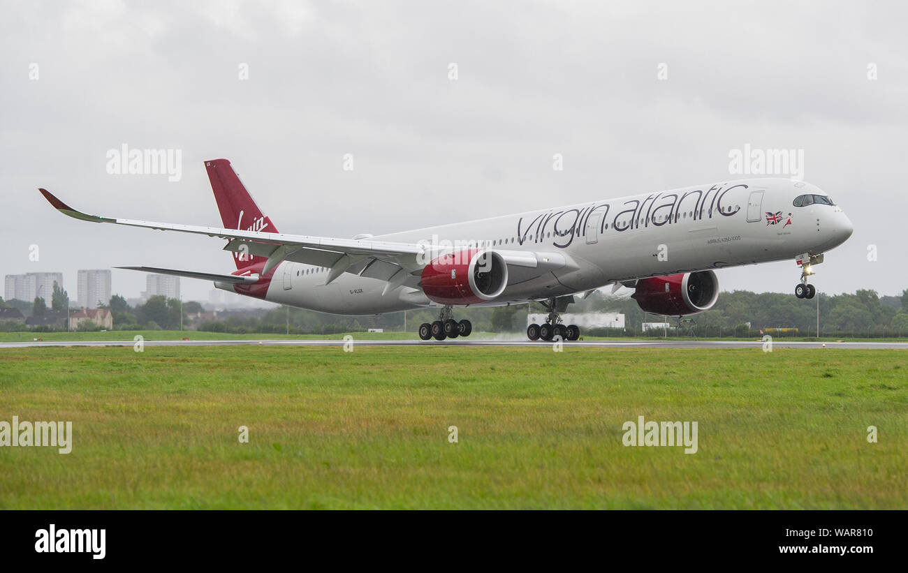 Glasgow, Regno Unito. Il 21 agosto 2019. Virgin Atlantic Airbus A350-1000 aeromobile visto all'Aeroporto Internazionale di Glasgow per il pilota di formazione. Vergine del nuovo jumbo jet vanta una straordinaria nuova "loft' spazio sociale con divani in business class e ben adornata dalla registrazione G-VLUX. L'intero aeromobile avrà inoltre accesso a internet Wi-Fi ad alta velocità. Virgin Atlantic ha ordinato un totale di 12 Airbus A350-1000s. Essi sono tutti programmati per entrare a far parte della flotta dal 2021 in un ordine per un valore stimato di $ 4,4 miliardi di euro (£ 3,36 miliardi di euro). Il velivolo anche promette di essere fino al 30% più efficienti in termini di consumo di carburante sul risparmio di emissioni di CO2. Foto Stock