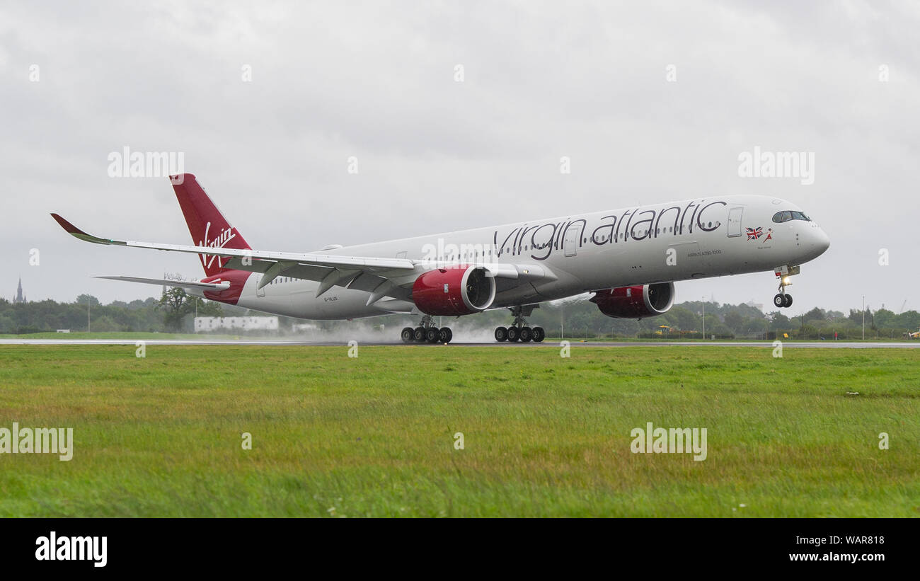 Glasgow, Regno Unito. Il 21 agosto 2019. Virgin Atlantic Airbus A350-1000 aeromobile visto all'Aeroporto Internazionale di Glasgow per il pilota di formazione. Vergine del nuovo jumbo jet vanta una straordinaria nuova "loft' spazio sociale con divani in business class e ben adornata dalla registrazione G-VLUX. L'intero aeromobile avrà inoltre accesso a internet Wi-Fi ad alta velocità. Virgin Atlantic ha ordinato un totale di 12 Airbus A350-1000s. Essi sono tutti programmati per entrare a far parte della flotta dal 2021 in un ordine per un valore stimato di $ 4,4 miliardi di euro (£ 3,36 miliardi di euro). Il velivolo anche promette di essere fino al 30% più efficienti in termini di consumo di carburante sul risparmio di emissioni di CO2. Foto Stock