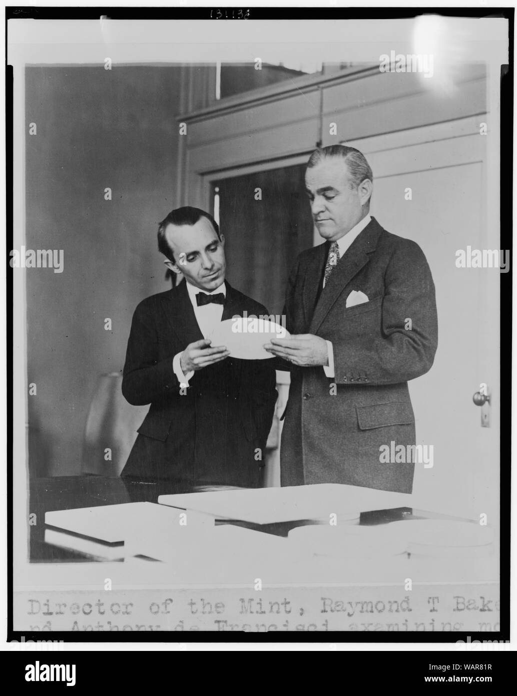 Direttore della Zecca, Raymond T. Baker e Antonio De Francisci esaminando il modello del nuovo Silver Dollar, il primo dei quali sarà rilasciato dal 1 gennaio Foto Stock
