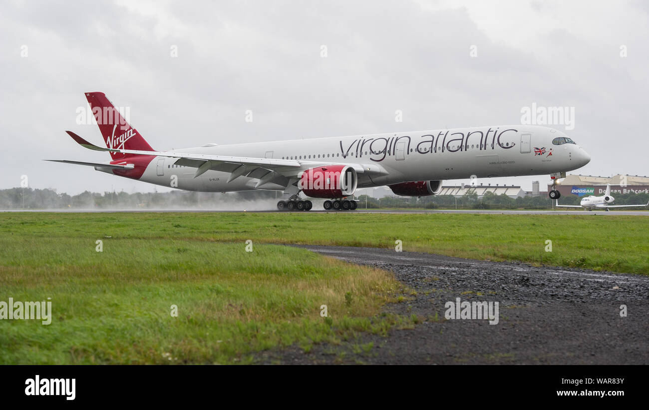 Glasgow, Regno Unito. Il 21 agosto 2019. Virgin Atlantic Airbus A350-1000 aeromobile visto all'Aeroporto Internazionale di Glasgow per il pilota di formazione. Vergine del nuovo jumbo jet vanta una straordinaria nuova "loft' spazio sociale con divani in business class e ben adornata dalla registrazione G-VLUX. L'intero aeromobile avrà inoltre accesso a internet Wi-Fi ad alta velocità. Virgin Atlantic ha ordinato un totale di 12 Airbus A350-1000s. Essi sono tutti programmati per entrare a far parte della flotta dal 2021 in un ordine per un valore stimato di $ 4,4 miliardi di euro (£ 3,36 miliardi di euro). Il velivolo anche promette di essere fino al 30% più efficienti in termini di consumo di carburante sul risparmio di emissioni di CO2. Foto Stock