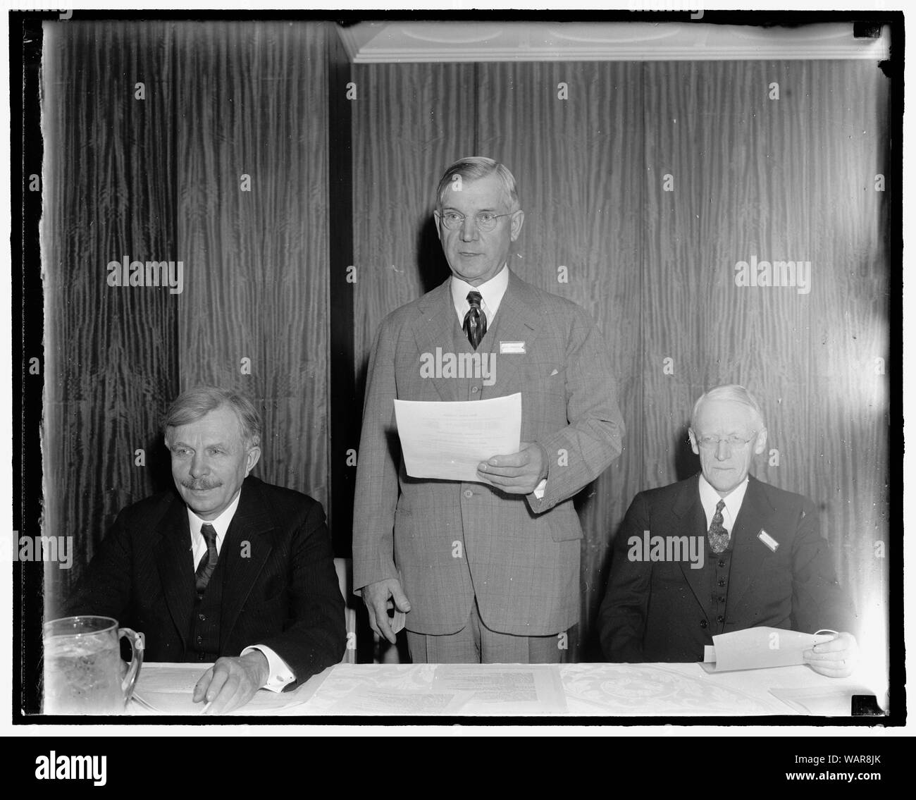 Discutere dell'America di politica estera. Washington, 15 aprile. In uno sforzo per dare un impulso al movimento per la revisione della legge di neutralità, una conferenza di emergenza di un centinaio di oggi riuniti a Washington per una due giorni di discussione della politica estera americana. La riunione si svolge sotto gli auspici dell'Unione americana per il ritmo concertata sforzi. Nella foto, da sinistra a destra. James T. Shotwell, presidente della Lega delle Nazioni Associazione - Rev. Roy M. Houghton, Chiesa congregazionale di New Haven, Connecticut, e Ernest Wilkins, Presidente dell'Oberlin College, 4-15-39 Foto Stock