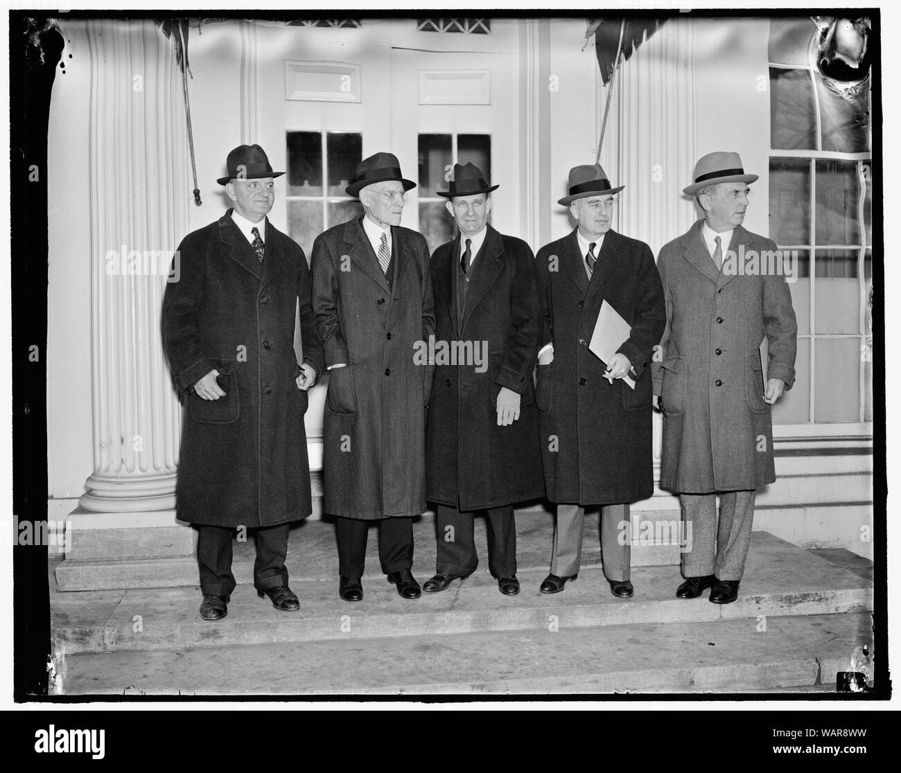 Discutere di espansione navale con il presidente. Washington D.C., il 5 gennaio. Alta Naval funzionari e membri della chiave comitati congressuale conferito con il presidente Roosevelt oggi nei confronti di un cantiere navale per il programma di espansione. A seguito della riunione, Presidente Taylor della casa stanziamenti comitato ha annunciato che il Presidente si appresta ad inviare un messaggio al Congresso di raccomandare di espansione navale. Da sinistra a destra: sost. Carl Vinson, presidente della casa navale comitato affari; sost. Edward T. Taylor, presidente della casa di stanziamenti Comitato; sost. William B. Umstead del North Carolina; Segretario Assistente di Foto Stock