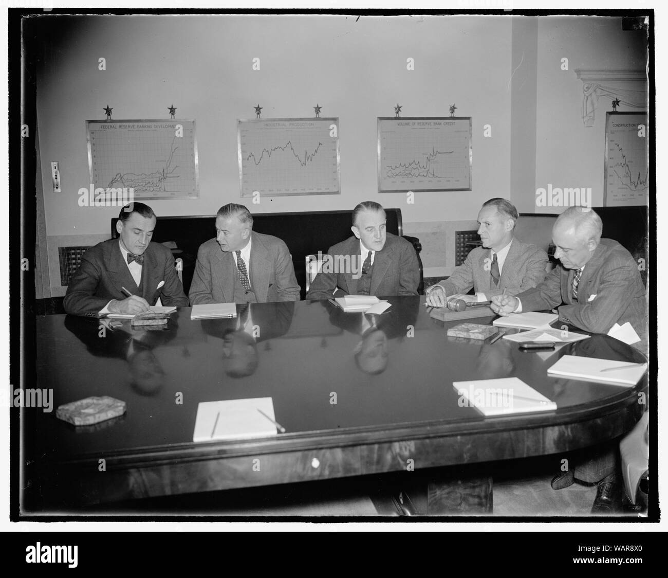Stock di discutere la situazione di mercato. Washington D.C., Ott. 19. Il Consiglio dei governatori della Federal Reserve System si è riunito oggi per discutere della crisi del mercato azionario. Il consiglio di amministrazione, con il suo controllo dei requisiti di margine e la Securities Exchange Cimmission, con il suo potere su prassi commerciali, ora sono i punti focali della possibile azione federale. Nella foto, da sinistra a destra: M.S. Szymczak, John McKee, Ronald riscatto, Vice Presidente; Marriner Eccles, Presidente; e Chester C. Davis. 10/19/37 Foto Stock