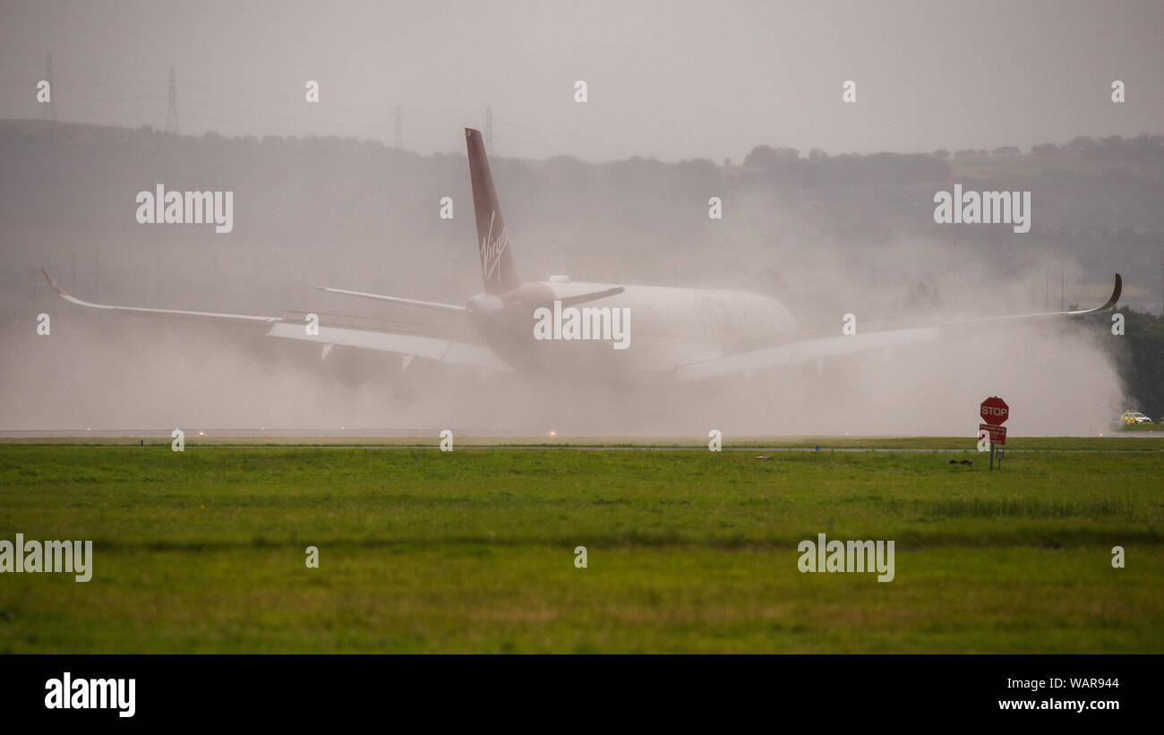 Glasgow, Regno Unito. Il 21 agosto 2019. Virgin Atlantic Airbus A350-1000 aeromobile visto all'Aeroporto Internazionale di Glasgow per il pilota di formazione. Vergine del nuovo jumbo jet vanta una straordinaria nuova "loft' spazio sociale con divani in business class e ben adornata dalla registrazione G-VLUX. L'intero aeromobile avrà inoltre accesso a internet Wi-Fi ad alta velocità. Virgin Atlantic ha ordinato un totale di 12 Airbus A350-1000s. Essi sono tutti programmati per entrare a far parte della flotta dal 2021 in un ordine per un valore stimato di $ 4,4 miliardi di euro (£ 3,36 miliardi di euro). Il velivolo anche promette di essere fino al 30% più efficienti in termini di consumo di carburante sul risparmio di emissioni di CO2. Foto Stock