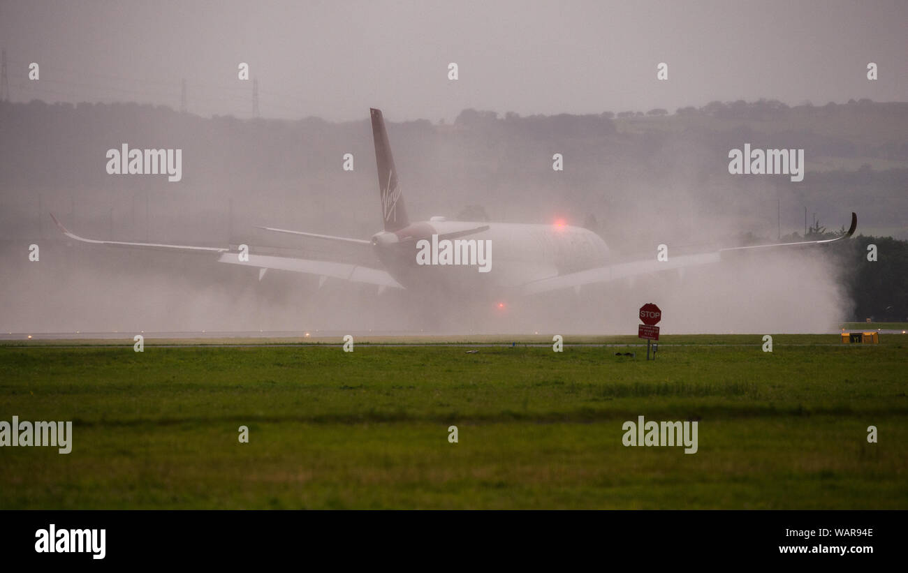 Glasgow, Regno Unito. Il 21 agosto 2019. Virgin Atlantic Airbus A350-1000 aeromobile visto all'Aeroporto Internazionale di Glasgow per il pilota di formazione. Vergine del nuovo jumbo jet vanta una straordinaria nuova "loft' spazio sociale con divani in business class e ben adornata dalla registrazione G-VLUX. L'intero aeromobile avrà inoltre accesso a internet Wi-Fi ad alta velocità. Virgin Atlantic ha ordinato un totale di 12 Airbus A350-1000s. Essi sono tutti programmati per entrare a far parte della flotta dal 2021 in un ordine per un valore stimato di $ 4,4 miliardi di euro (£ 3,36 miliardi di euro). Il velivolo anche promette di essere fino al 30% più efficienti in termini di consumo di carburante sul risparmio di emissioni di CO2. Foto Stock