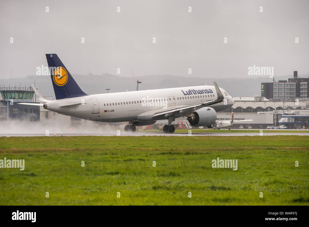 Glasgow, Regno Unito. Il 21 agosto 2019. Rainy day all'Aeroporto Internazionale di Glasgow. Colin Fisher/CDFIMAGES.COM Foto Stock