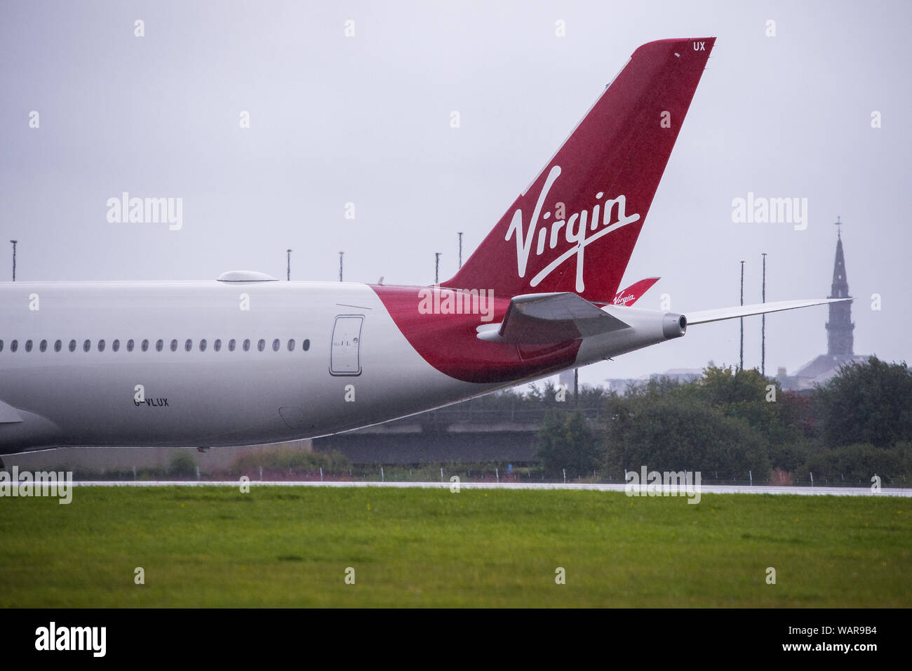 Glasgow, Regno Unito. Il 21 agosto 2019. Virgin Atlantic Airbus A350-1000 aeromobile visto all'Aeroporto Internazionale di Glasgow per il pilota di formazione. Vergine del nuovo jumbo jet vanta una straordinaria nuova "loft' spazio sociale con divani in business class e ben adornata dalla registrazione G-VLUX. L'intero aeromobile avrà inoltre accesso a internet Wi-Fi ad alta velocità. Virgin Atlantic ha ordinato un totale di 12 Airbus A350-1000s. Essi sono tutti programmati per entrare a far parte della flotta dal 2021 in un ordine per un valore stimato di $ 4,4 miliardi di euro (£ 3,36 miliardi di euro). Il velivolo anche promette di essere fino al 30% più efficienti in termini di consumo di carburante sul risparmio di emissioni di CO2. Foto Stock