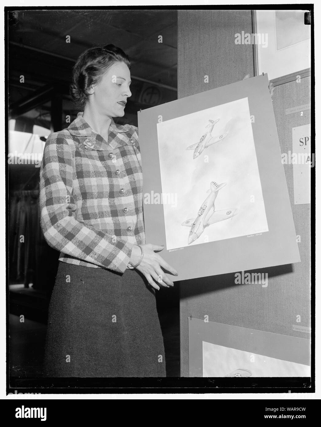 Visualizza i disegni di aviazione a Smithsonian. Washington, 4 maggio. Miss Olivia Bendelari, New York artista, è la visualizzazione nella costruzione di aeromobili, Smithsonian Institution, questa settimana una raccolta di acquerelli fatti da lei su aerei in azione. Volare è un hobby del giovane artista, che è uno studente pilota Foto Stock