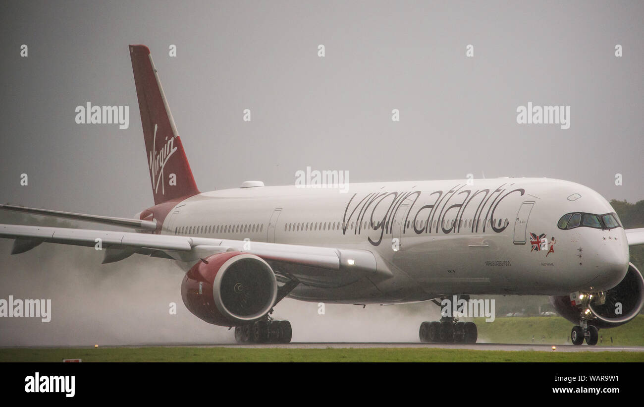 Glasgow, Regno Unito. Il 21 agosto 2019. Virgin Atlantic Airbus A350-1000 aeromobile visto all'Aeroporto Internazionale di Glasgow per il pilota di formazione. Vergine del nuovo jumbo jet vanta una straordinaria nuova "loft' spazio sociale con divani in business class e ben adornata dalla registrazione G-VLUX. L'intero aeromobile avrà inoltre accesso a internet Wi-Fi ad alta velocità. Virgin Atlantic ha ordinato un totale di 12 Airbus A350-1000s. Essi sono tutti programmati per entrare a far parte della flotta dal 2021 in un ordine per un valore stimato di $ 4,4 miliardi di euro (£ 3,36 miliardi di euro). Il velivolo anche promette di essere fino al 30% più efficienti in termini di consumo di carburante sul risparmio di emissioni di CO2. Foto Stock