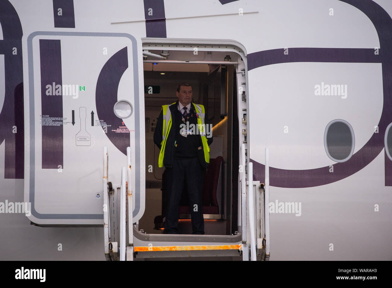 Glasgow, Regno Unito. Il 21 agosto 2019. Virgin Atlantic Airbus A350-1000 aeromobile visto all'Aeroporto Internazionale di Glasgow per il pilota di formazione. Vergine del nuovo jumbo jet vanta una straordinaria nuova "loft' spazio sociale con divani in business class e ben adornata dalla registrazione G-VLUX. L'intero aeromobile avrà inoltre accesso a internet Wi-Fi ad alta velocità. Virgin Atlantic ha ordinato un totale di 12 Airbus A350-1000s. Essi sono tutti programmati per entrare a far parte della flotta dal 2021 in un ordine per un valore stimato di $ 4,4 miliardi di euro (£ 3,36 miliardi di euro). Il velivolo anche promette di essere fino al 30% più efficienti in termini di consumo di carburante sul risparmio di emissioni di CO2. Foto Stock