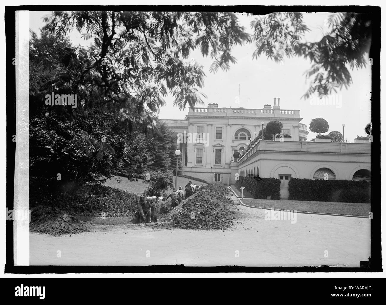Scavo fossi a casa bianca], 6/25/23 Foto Stock