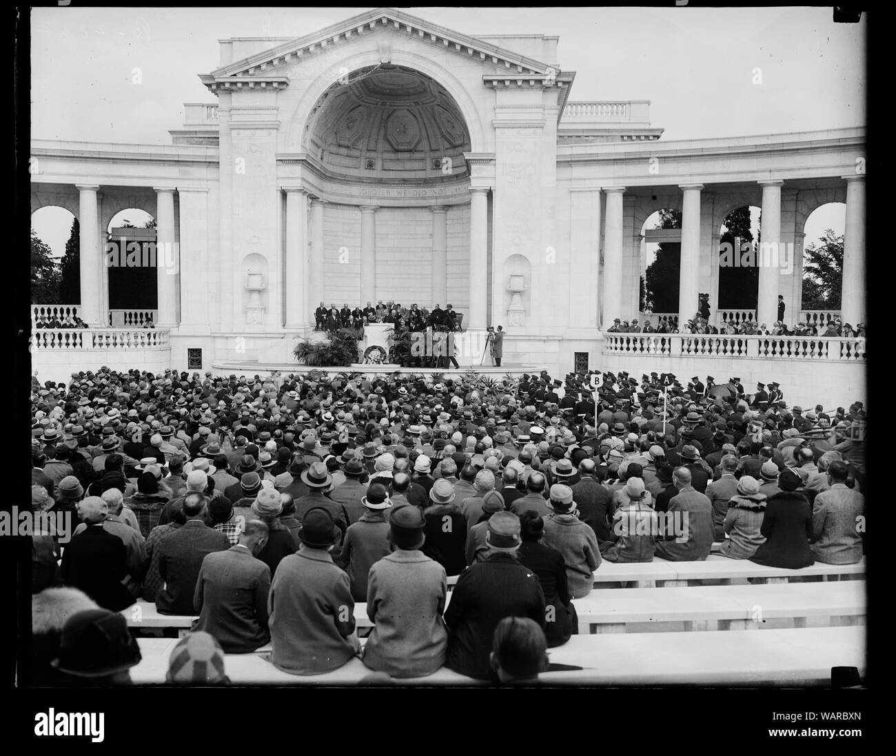 I medici onore Guerra Mondiale morto a Arlington. [...] Vista generale dei servizi in Arlington anfiteatro [...]e American Medical Association, le quali stanno celebrando il loro convegno annuale di Washington, ha onorato la 500 ufficiali medici [...] hanno perso la vita nella guerra mondiale. L'Ambasciatore belga [...]n de Cartier e il Mag. Gen. Charles P. Summerall, Capo del [...] i principali oratori Foto Stock
