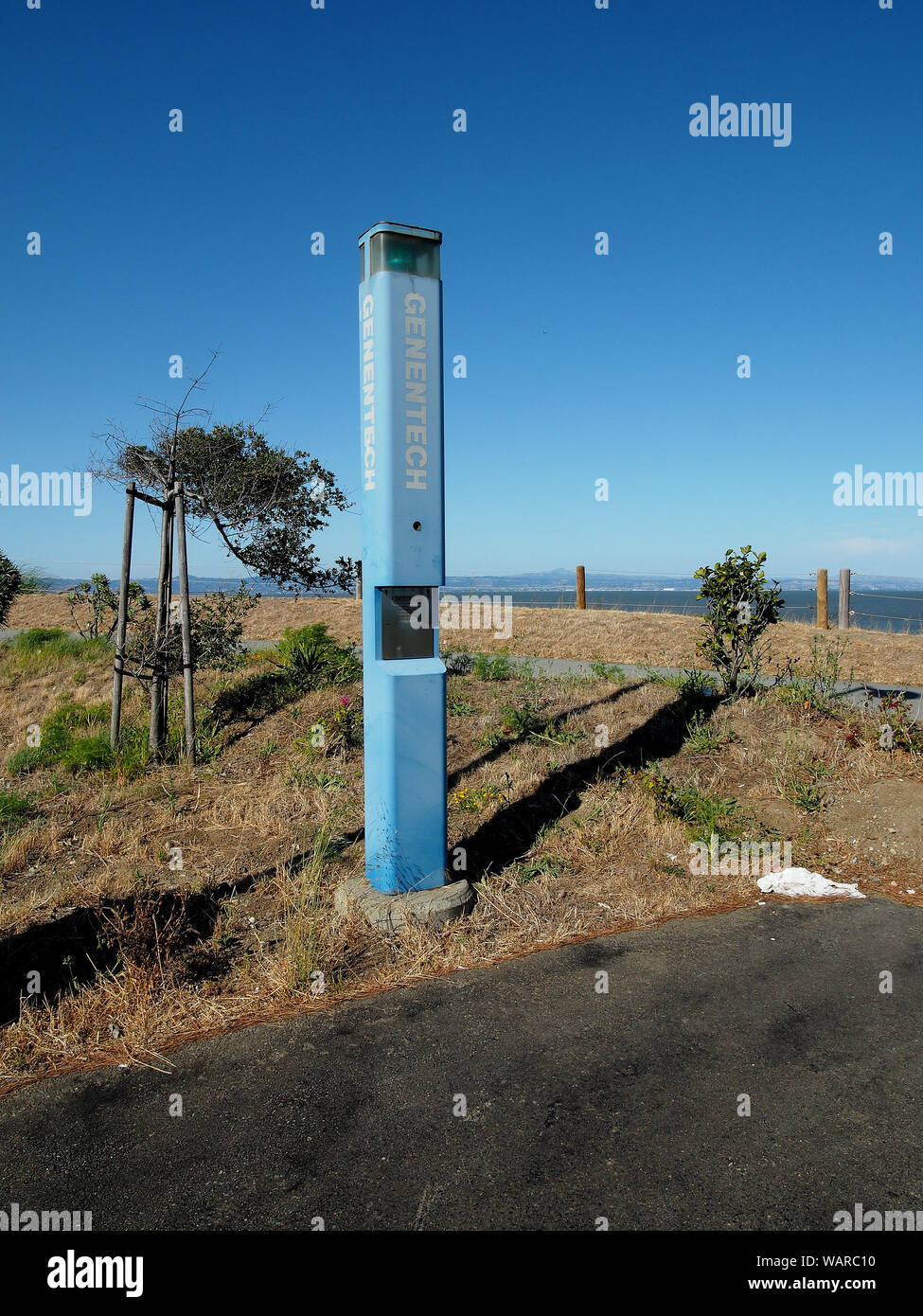 Montante di sicurezza in Genentech parcheggio area lungo la baia di San Francisco, nella parte sud di San Francisco in California Foto Stock