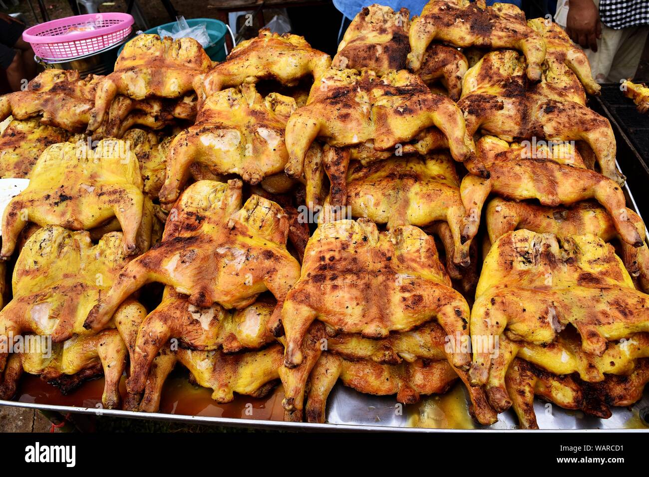 Pollo alla griglia con spezie giallo, Thai musulmani cibo, molti polli arrosto in un vassoio Foto Stock