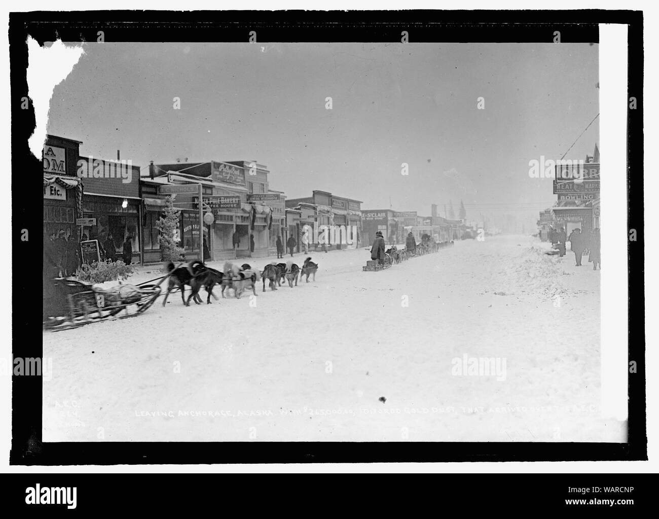 Il team del cane lasciando Anchorage in Alaska,; queste squadre portato $265000 in oro [...] Foto Stock