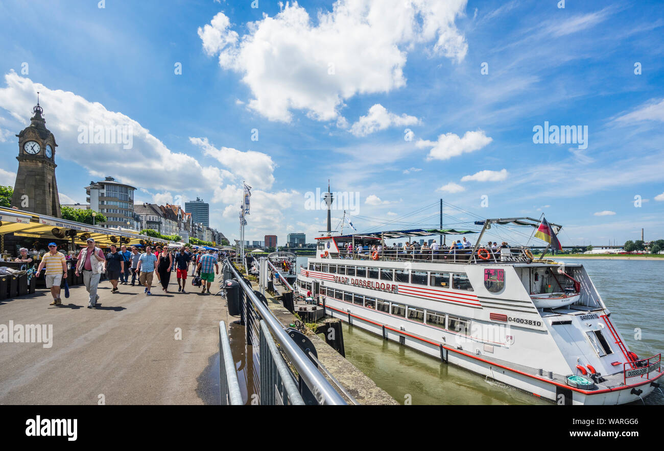 MS Stadt Düsseldorf, più grande barca per gite di Düsseldorf flotta bianca ormeggiata alla Rhein promenade, Düsseldorf, Renania settentrionale-Vestfalia, Germania Foto Stock